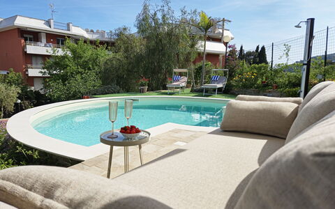 Oasis Villa Sanremo: Mobilia, Piscina, Mobili Da Esterno, Sedia, Ricorrere, Ombrello, Eco Hotel, Shade, Backyard, Giardino