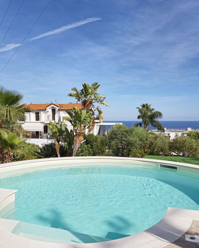 Oasis Villa Sanremo: Piscina, Ricorrere, Materiale Composito, Tempo Libero, Eco Hotel, Mobili Da Esterno, Shade, Hotel, Hacienda, Estate