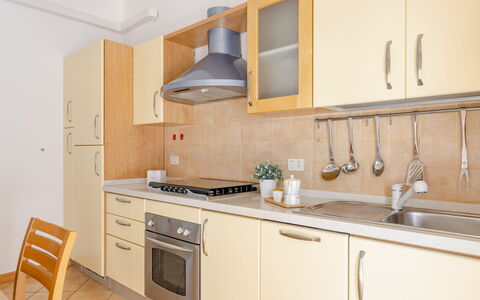 Casa Acquamarina: Cucina, Controsoffitto, Elettrodomestico Da Cucina, Legna, Apparecchio Major, Mobilia, Pavimentazione, Interior Design, Cabinetry, Lavandino Della Cucina