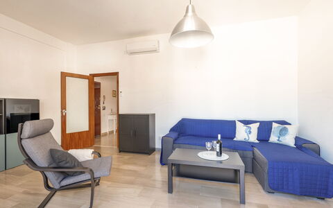 Casa Acquamarina: Mobilia, Interior Design, Pavimentazione, Pavimento, Divano, Legna, Camera, Soggiorno, Tavolo, Appartamento