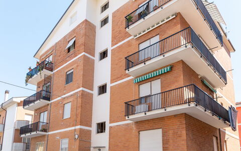 Casa Acquamarina: Costruzione, Finestra, Facciata, Appartamento, Quartiere, Zona Residenziale, Urban Design, Materiale Composito, Balcone, Condominio