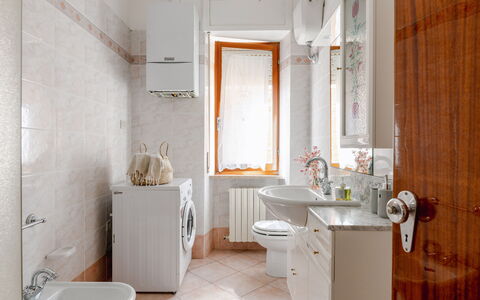 Casa Acquamarina: Idraulico Fixture, Pavimentazione, Interior Design, Lavello, Bagno, Pavimento, Rubinetto, Lavandino Del Bagno, Idraulico, Camera