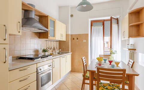 Casa Acquamarina: Elettrodomestico Da Cucina, Cucina, Apparecchio Major, Mobilia, Legna, Pavimentazione, Interior Design, Controsoffitto, Pavimento, Cabinetry