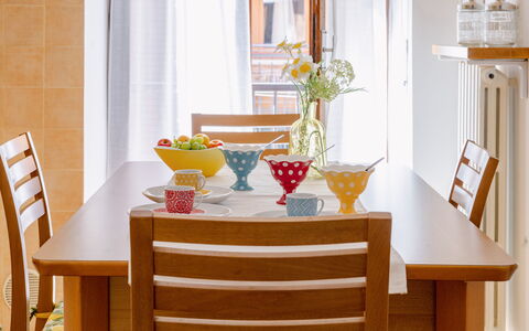 Casa Acquamarina: Mobilia, Tavolo, Sala Da Pranzo, Legna, Tavola, Interior Design, Sedia, Pavimentazione, Cucina & Sala Da Pranzo Tavolo, Marrone