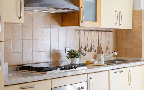 Casa Acquamarina: Cucina, Controsoffitto, Elettrodomestico Da Cucina, Cabinetry, Mobilia, Apparecchio Major, Interior Design, Pavimentazione, Legna, Stufa