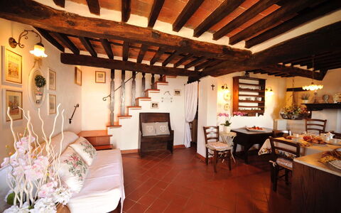 Oliveta: Mobilia, Parete, Interior Design, Legna, Pavimentazione, Pavimento, Soffitto, Illuminazione, Vaso Di Fiori, Tavolo