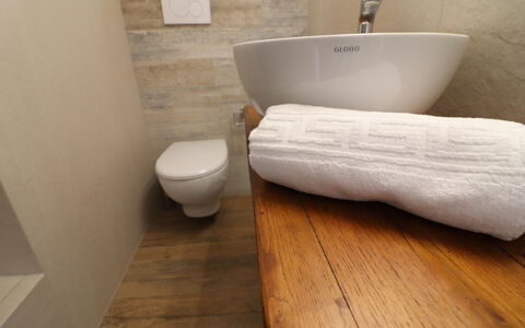 Sveva: Pavimentazione, Pavimento, Legna, Bagno, Interior Design, Idraulico Fixture, Piastrella, Idraulico, Camera, Pavimento In Legno