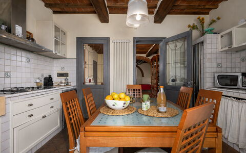Podere Il Pozzangone, Lucignano: Mobilia, Interior Design, Pavimentazione, Legna, Cucina, Controsoffitto, Soffitto, Cabinetry, Tavolo, Sedia