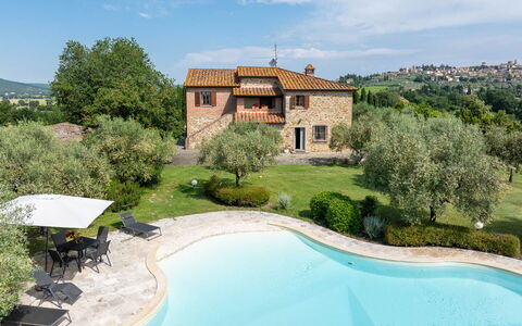 Podere Il Pozzangone, Lucignano: Piscina, Villetta, Agriturismo, Prato, Giardino, Estate, Landscaping, Villa, Cortile