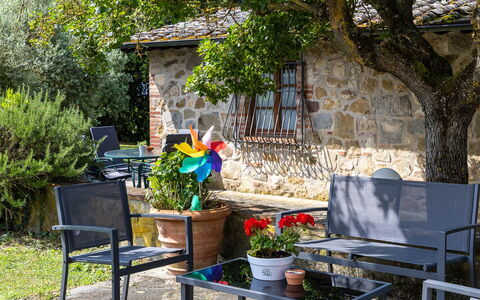 Podere Il Pozzangone, Lucignano: Mobilia, Mobili Da Esterno, Sedia, Giardino, Vaso Di Fiori, Tavolo Esterno, Banco, Shade, Backyard