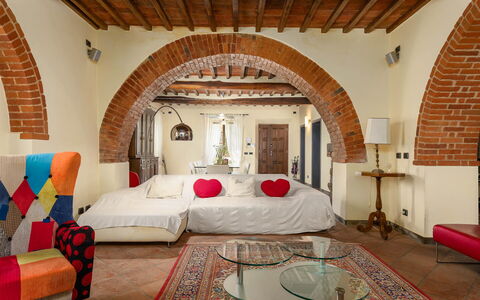Podere Il Pozzangone, Lucignano: Mobilia, Interior Design, Parete, Letto, Camera Da Letto, Soffitto, Pavimento, Pavimentazione, Camera, Illuminazione