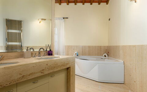 Podere Il Pozzangone, Lucignano: Pavimentazione, Idraulico Fixture, Parete, Interior Design, Pavimento, Bagno, Legna, Vasca Da Bagno, Lavello, Rubinetto