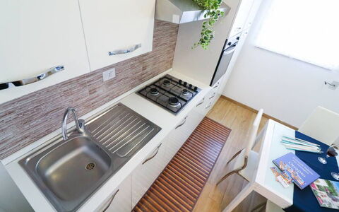 Casa Aurora a Otranto: Cucina, Controsoffitto, Lavandino Della Cucina, Apparecchio Major, Elettrodomestico Da Cucina, Pavimentazione, Legna, Lavello, Idraulico Fixture, Interior Design