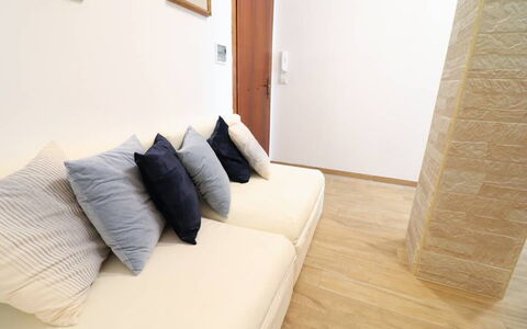 Casa Aurora a Otranto: Mobilia, Pavimentazione, Pavimento, Divano, Interior Design, Legna, Cuscino, Soggiorno, Pavimento In Legno, Lancia Cuscino