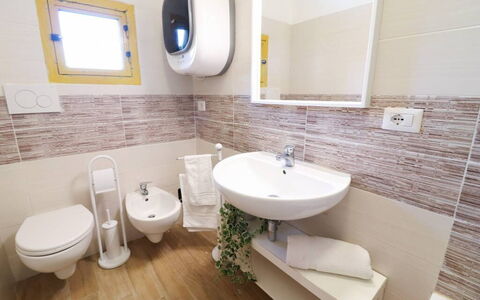 Casa Aurora a Otranto: Pavimentazione, Toilet Seat, Pavimento, Interior Design, Gabinetto, Idraulico Fixture, Bagno, Idraulico, Piastrella, Lavello