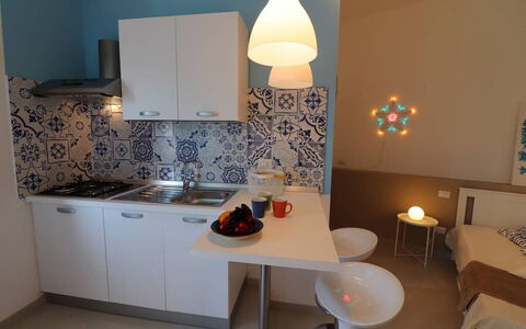 Casa Maya a Otranto: Interior Design, Mobilia, Pavimentazione, Pavimento, Camera, Cucina, Elettrodomestico Da Cucina, Controsoffitto, Apparecchio Major, Sedia