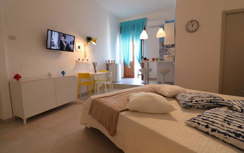 Casa Maya a Otranto: Mobilia, Interior Design, Camera Da Letto, Pavimentazione, Pavimento, Letto, Camera, Soffitto, Illuminazione, Lenzuolo