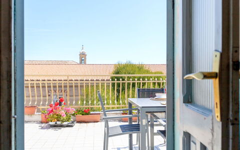 Attico del Corso: Appartamento, Vaso Di Fiori, Sedia, Pianta Della Casa, Color Legno, Mobili Da Esterno, Cucina & Sala Da Pranzo Tavolo, Balcone