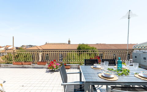 Attico del Corso: Mobilia, Appartamento, Sedia, Shade, Mobili Da Esterno, Balcone, Cucina & Sala Da Pranzo Tavolo, Pianta Della Casa, Vaso Di Fiori, Tavolo Esterno