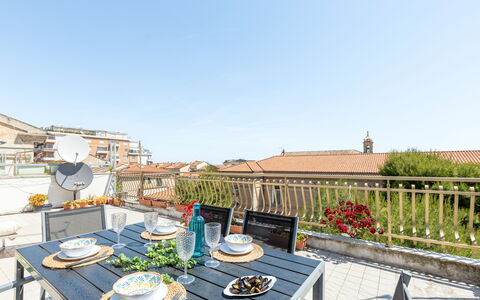Attico del Corso: Appartamento, Vaso Di Fiori, Balcone, Pianta Della Casa, Mobili Da Esterno, Sedia, Tavolo Esterno, Cucina & Sala Da Pranzo Tavolo
