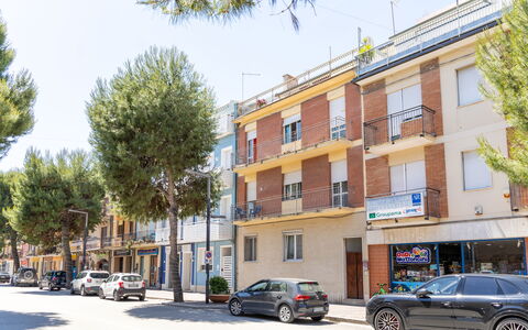 Attico del Corso: Costruzione, Finestra, Manto Stradale, Cittadina, Zona Urbana, Strada, Strada, Zona Residenziale, Quartiere, Appartamento