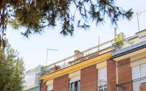 Attico del Corso: Materiale Composito, Urban Design, Metallo, Ferro, Balcone, Appartamento, Corrimano, Recinzione, Illuminazione Diurna