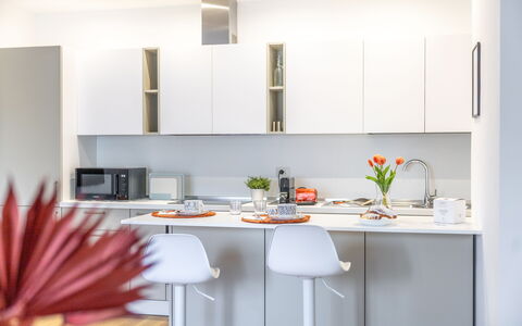 Suite Pineta: Cucina, Mobilia, Controsoffitto, Elettrodomestico Da Cucina, Interior Design, Cabinetry, Pavimentazione, Apparecchio Major, Legna, Casa