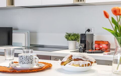 Suite Pineta: Elettrodomestico Da Cucina, Interior Design, Cucina, Controsoffitto, Mobilia, Tavola, Elettrodomestico, Cabinetry, Casa, Frutta