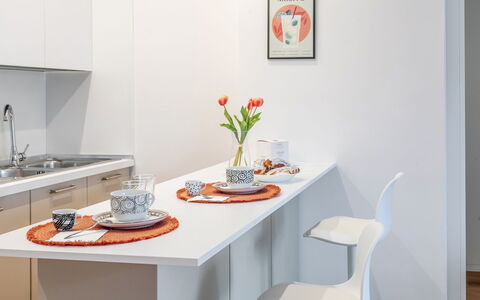 Suite Pineta: Mobilia, Interior Design, Cucina, Legna, Pavimentazione, Controsoffitto, Tavolo, Elettrodomestico Da Cucina, Pavimento, Camera