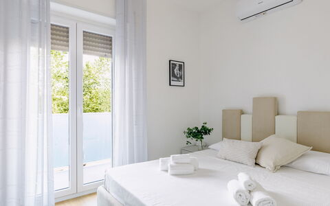 Suite Pineta: Mobilia, Interior Design, Parete, Letto, Pavimento, Legna, Pavimentazione, Camera Da Letto, Camera, Casa