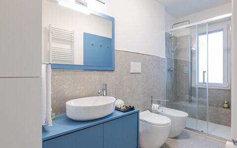 Suite Pineta: Bagno, Pavimentazione, Idraulico Fixture, Interior Design, Pavimento, Parete, Lavello, Lavandino Del Bagno, Rubinetto, Specchio