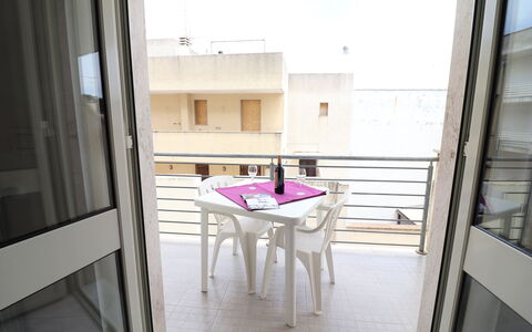 Marta: Pavimento, Mobilia, Interior Design, Sedia, Balcone, Appartamento, Bicchiere, Color Legno, Latifoglie, Mobili Da Esterno