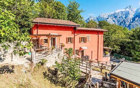 Sorico Albonico 697: Catena Montuosa, Hill Station, Villetta, Pendenza, Valle, Villaggio, Alpi, Paesino Di Montagna, Portico, Cresta