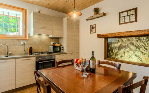 Sorico Albonico 697: Interior Design, Mobilia, Legna, Pavimentazione, Soffitto, Cucina & Sala Da Pranzo Tavolo, Sala Da Pranzo, Pavimento, Camera, Tavolo
