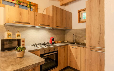 Sorico Albonico 697: Cucina, Legna, Interior Design, Pavimentazione, Controsoffitto, Elettrodomestico Da Cucina, Apparecchio Major, Mobilia, Cabinetry, Pavimento