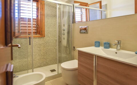 Il Favollo: Bagno, Lavandino Del Bagno, Idraulico Fixture, Pavimentazione, Pavimento, Lavello, Interior Design, Mobiletto Del Bagno, Specchio, Rubinetto