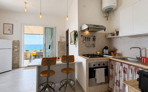 La Casa in Riva al Mare: Mobilia, Pavimentazione, Cucina, Interior Design, Sedia, Cucina & Sala Da Pranzo Tavolo, Tavolo, Pavimento, Apparecchio Major, Appartamento