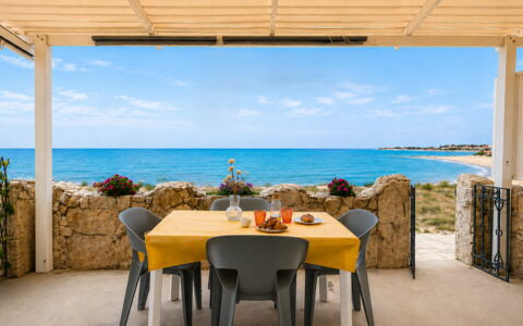 La Casa in Riva al Mare: Mobilia, Mare, Mobili Da Esterno, Costa, Sedia, Costiera E Morfologie Oceanic, Oceano, Spiaggia, Shade, Ricorrere