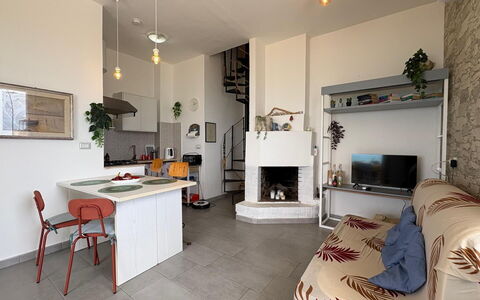 La Casa in Riva al Mare: Mobilia, Interior Design, Parete, Pavimentazione, Soffitto, Pavimento, Camera, Illuminazione, Sedia, Soggiorno