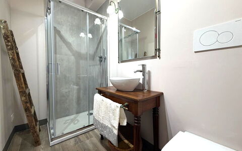 La Dimora del Leone: Idraulico Fixture, Bagno, Pavimentazione, Interior Design, Pavimento, Idraulico, Rubinetto, Specchio, Camera, Lavello