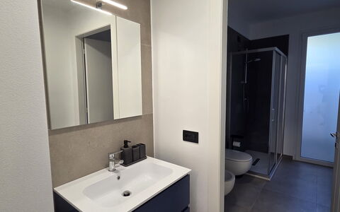 Villa Pineta della Rovere: Lavandino Del Bagno, Idraulico Fixture, Lavello, Pavimento, Bagno, Pavimentazione, Interior Design, Idraulico, Rubinetto, Mobiletto Del Bagno