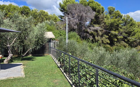 Villa Pineta della Rovere: Shade, Giardino, Recinzione, Backyard, Corrimano, Landscaping, Mobili Da Esterno, Home Scherma