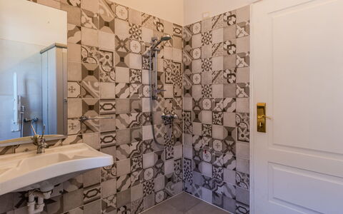 Cà Pendula: Pavimentazione, Pavimento, Interior Design, Piastrella, Idraulico Fixture, Bagno, Soffitto, Idraulico, Sfondo