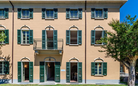 Cà Pendula: Facciata, Zona Residenziale, Casa, Porta, Estate, Balcone, Villa, Dimora, Hacienda