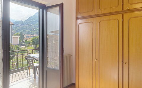 Francesco: Legna, Interior Design, Pavimentazione, Camera, Pavimento, Porta, Appartamento, Color Legno, Credenza, Latifoglie