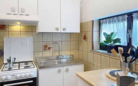 Francesco: Elettrodomestico Da Cucina, Cucina, Controsoffitto, Apparecchio Major, Cabinetry, Lavandino Della Cucina, Cucina Stufa, Idraulico Fixture, Legna, Pavimentazione