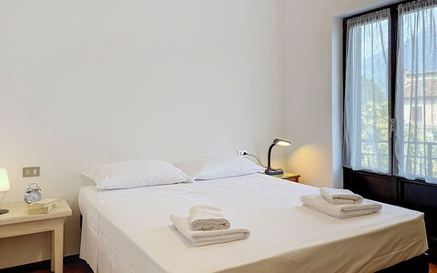 Francesco: Camera Da Letto, Letto, Interior Design, Lenzuolo, Bedding, Telaio Del Letto, Pavimento, Appartamento, Camera, Biancheria