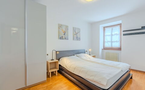 Edera: Letto, Interior Design, Camera Da Letto, Mobilia, Pavimentazione, Pavimento, Legna, Camera, Soffitto, Lenzuolo