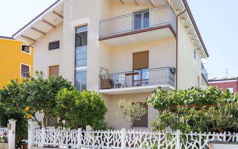 Seaside Apartment: Costruzione, Zona Residenziale, Casa, Facciata, Casa, Quartiere, Porta, Balcone, Appartamento, Portico