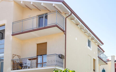 Seaside Apartment: Balcone, Zona Residenziale, Casa, Corrimano, Materiale Composito, Colonna, Portico, Appartamento, Metallo, Dipingere